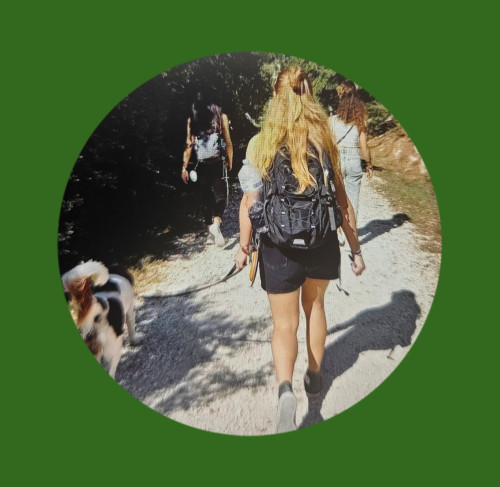 Passeggiata in natura con amici a 4 zampe