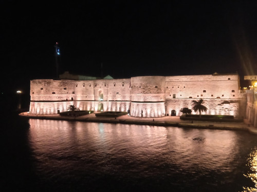 L' Isola tra i Due Mari: la Città Vecchia a lume di lampione