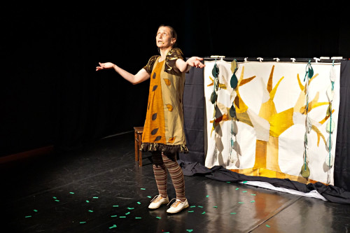 Tre Appuntamenti a Teatro per l'Anteprima di Fuochi Comuni a Spongano