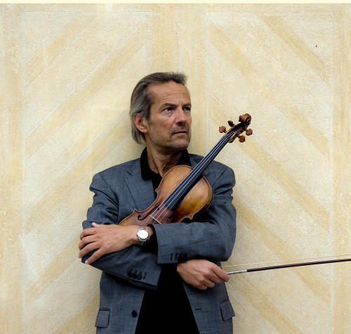 Il grande violinista Giuliano Carmignola in concerto all'Abeliano con il Collegium diretto da Rino Marrone. In programma Haydn e Mendelssohn