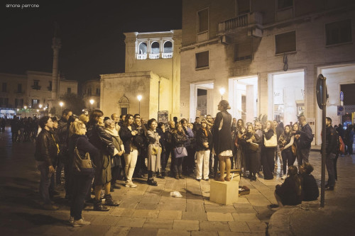 Artisti barboni per un giorno - Barbonaggio Teatrale Collettivo in piazza Sant'Oronzo