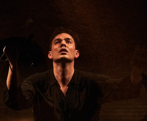 Alla Distilleria il teatro-danza della "Deviazione della Rondine. Monologo Danzato"