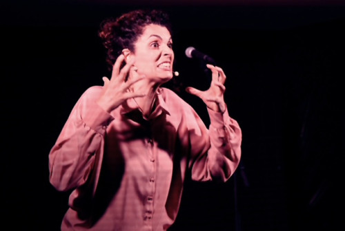 Manuale di sopravvivenza sulla felicità di e con Chiara Claudi