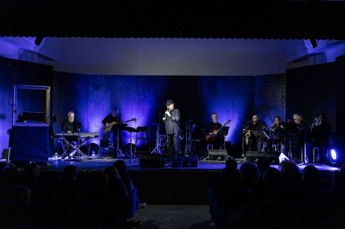 Scatole di vetro: 50 anni di noi: concerto-spettacolo del crooner Maurizio Petrelli e la sua Big Band con Serena Spedicato