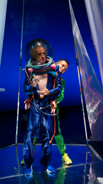 Metadietro di Antonio Rezza e Flavia Mastrella