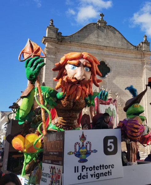 IL CARNEVALE DI MANDURIA con 6 fantastici carri, dj set, Bar Italia e la  madrina Raffaella Ligorio, nei giorni  8/15/17 febbraio