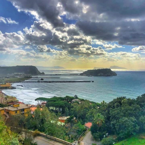 Terrazza in Jazz: Musica, Cibo e Vino sul Golfo di Pozzuoli