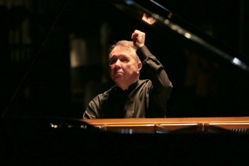 Mikhail Pletnev interpreta Chopin Condian Tchobanov sul podio