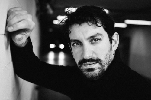 Camminare le parole: A Lecce un viaggio tra poesia, musica e paesaggi interiori con Filippo Lanzi e Alessandro Saturno