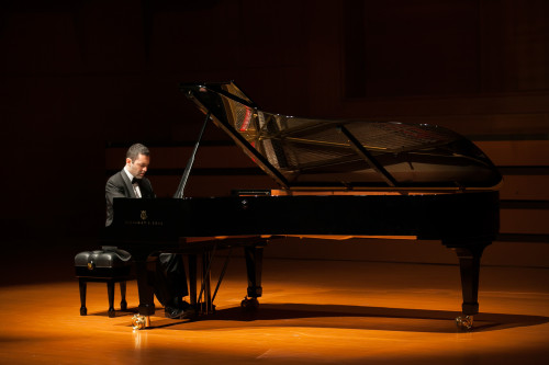 "L'Anima e l'Incanto":  Un viaggio nel pianismo romantico dal tormento intellettuale di Schumann, attraverso il dramma teologico di Liszt, fino alla gioia ritrovata della fiaba russa. Tre modi diversi di vivere il Romanticismo