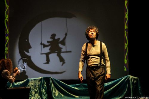 Si chiude la Stagione Teatro di Villaspeciosa 2026 organizzata da Abaco Teatro con lo spettacolo "Il Cavaliere sulla Luna" della compagnia romana Settimo Cielo