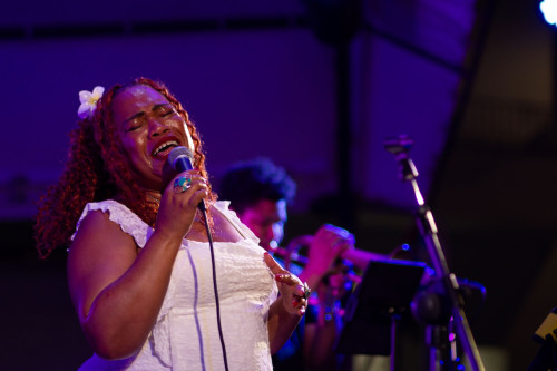 La voce internazionale di Irina Arozarena e il grande sound di Cuba chiudono il Festival Suoni e Ritmi per la Pace firmato da Palazzo d’Inverno