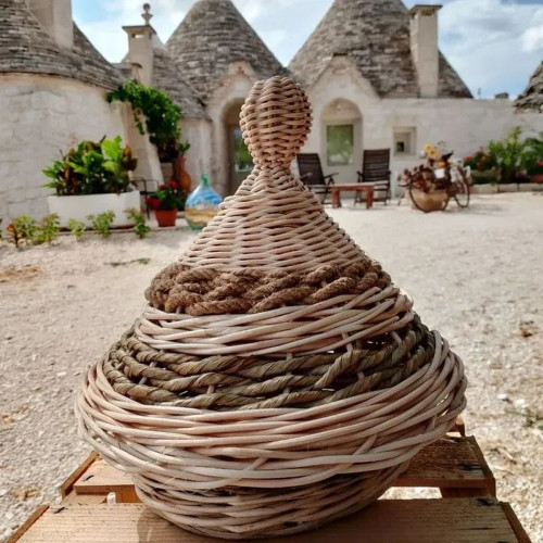 Intreccio tra trulli e natura